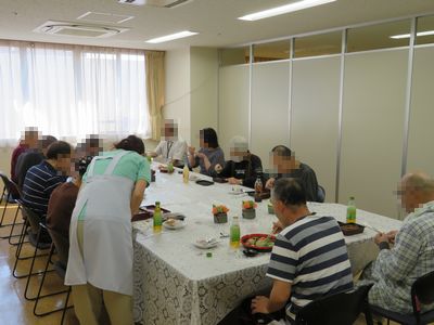 食事会の風景